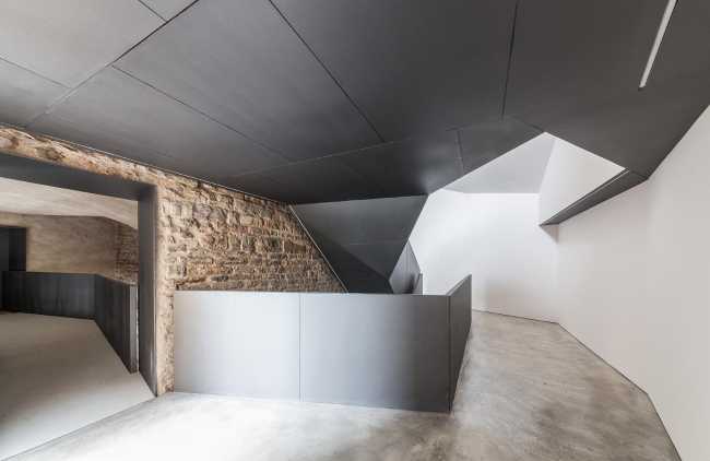 Biblioteca restaurata interno pietra e metallo