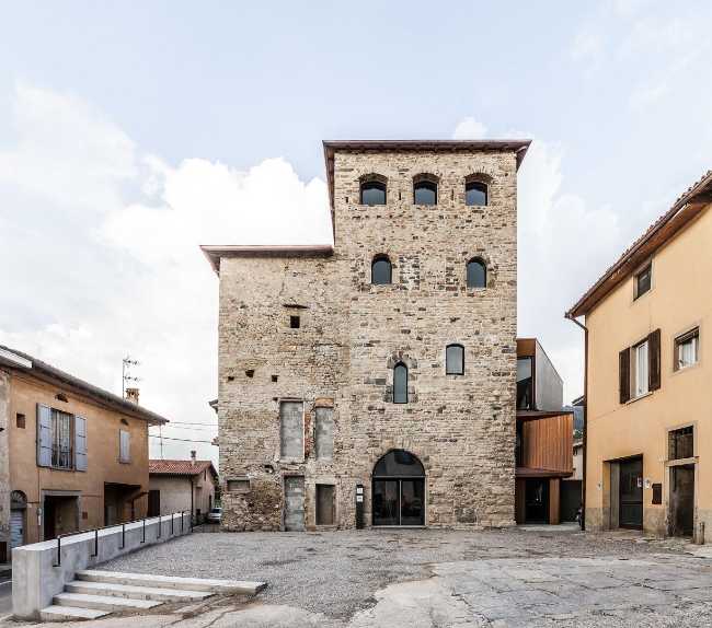 Esterno biblioteca villa d'adda