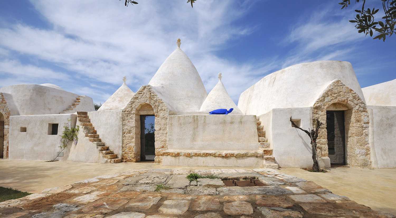 Restaurer un trullo dans les Pouilles. Le cube en verre: essentiel, linéaire, naturel