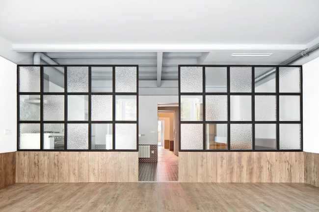 Parete divisoria in legno e vetro