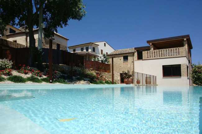 Borgo rurale con piscina