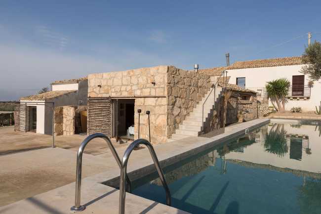 Casolare con piscina