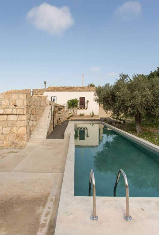 Casolare con piscina