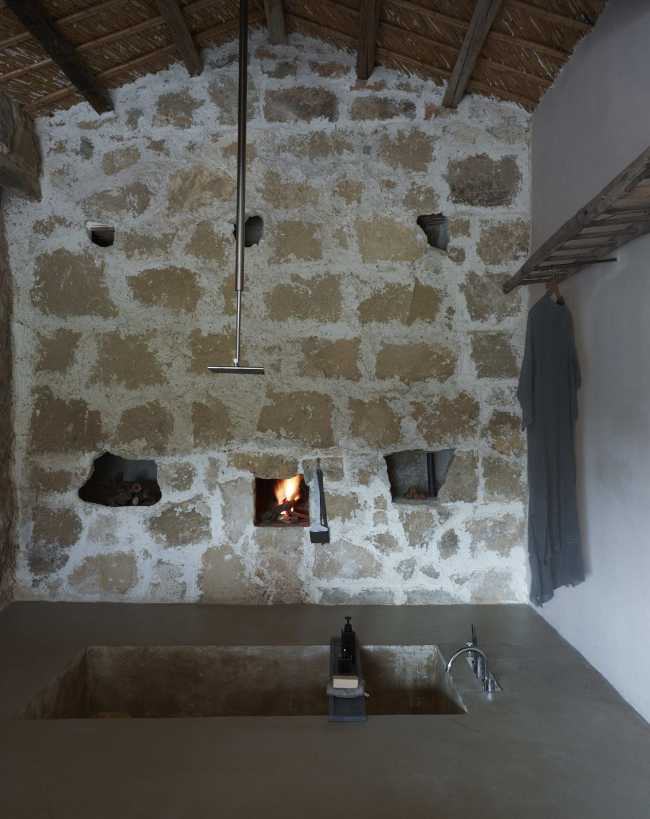 Interno casolare con parete in pietra