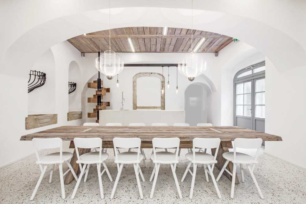 Bancone in legno con sgabelli neri