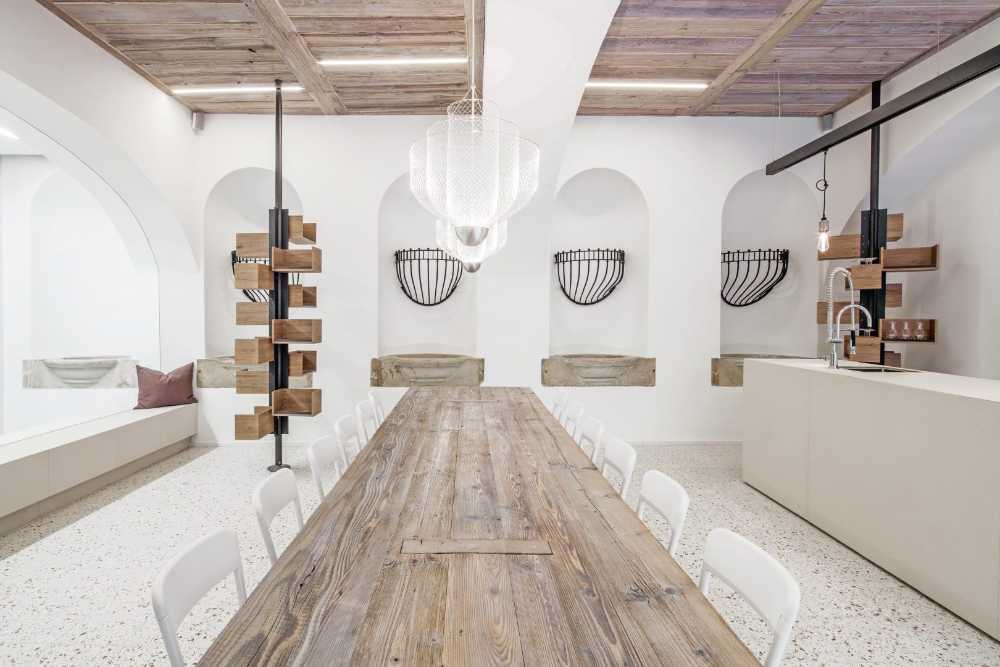 Bancone in legno con sgabelli neri