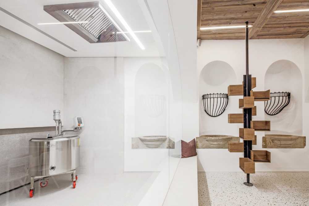 Bancone in legno con sgabelli neri
