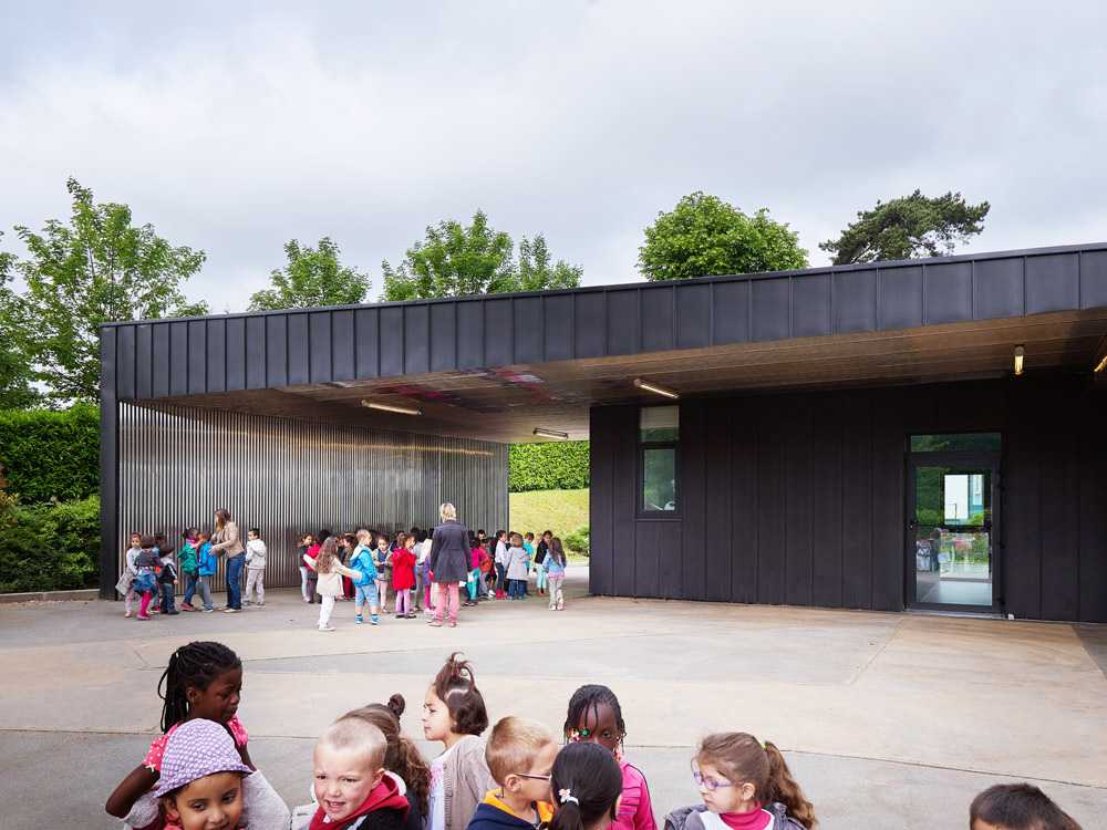 Kindergarten in France with contemporary shapes