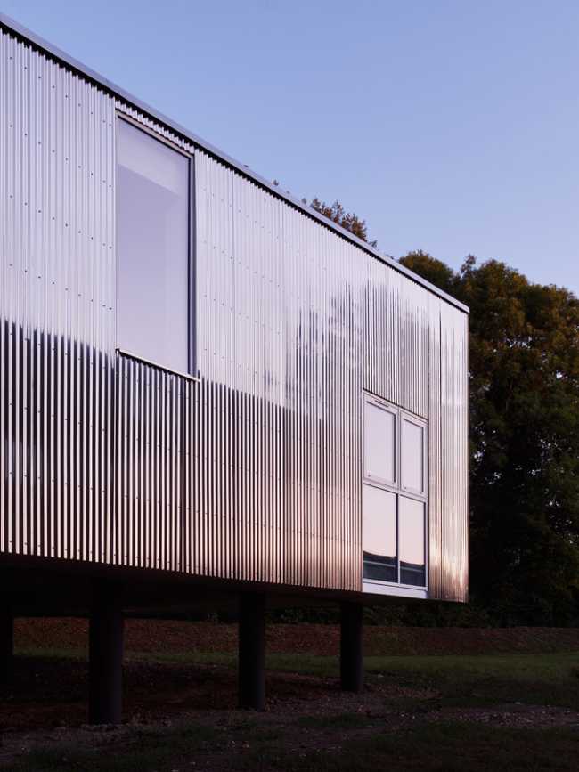 Scuola elementare con facciata in metallo