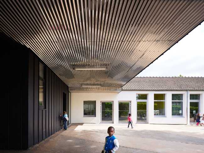 Scuola materna con copertura