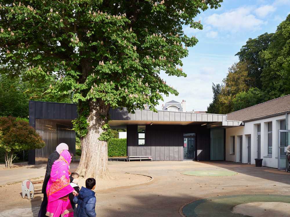 Scuola materna con copertura