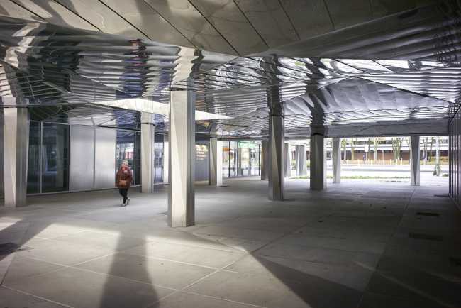 Galería en acero reflectante y vidrio