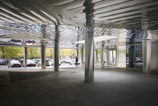 Galería en acero reflectante y vidrio