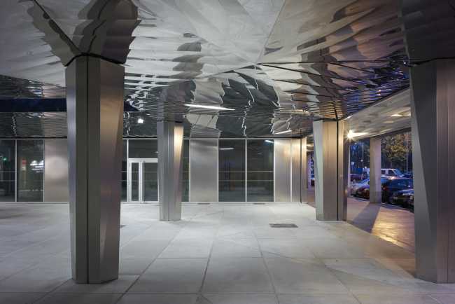 Galería en acero reflectante y vidrio