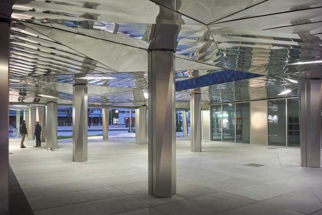 Galería en acero reflectante y vidrio