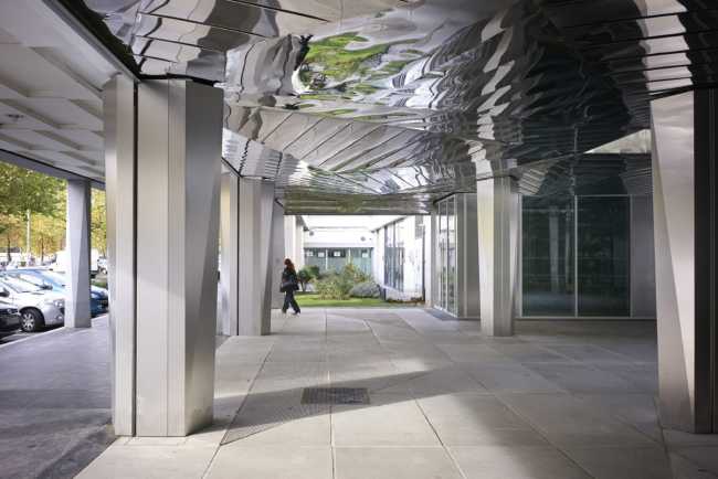 Galería en acero reflectante y vidrio