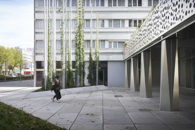 Galería en acero reflectante y vidrio