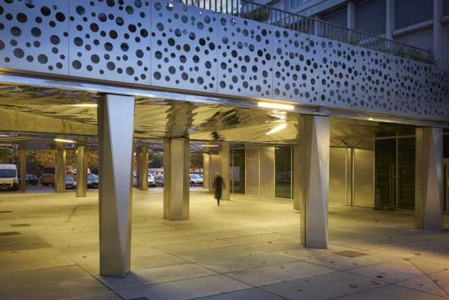 Galería en acero reflectante y vidrio