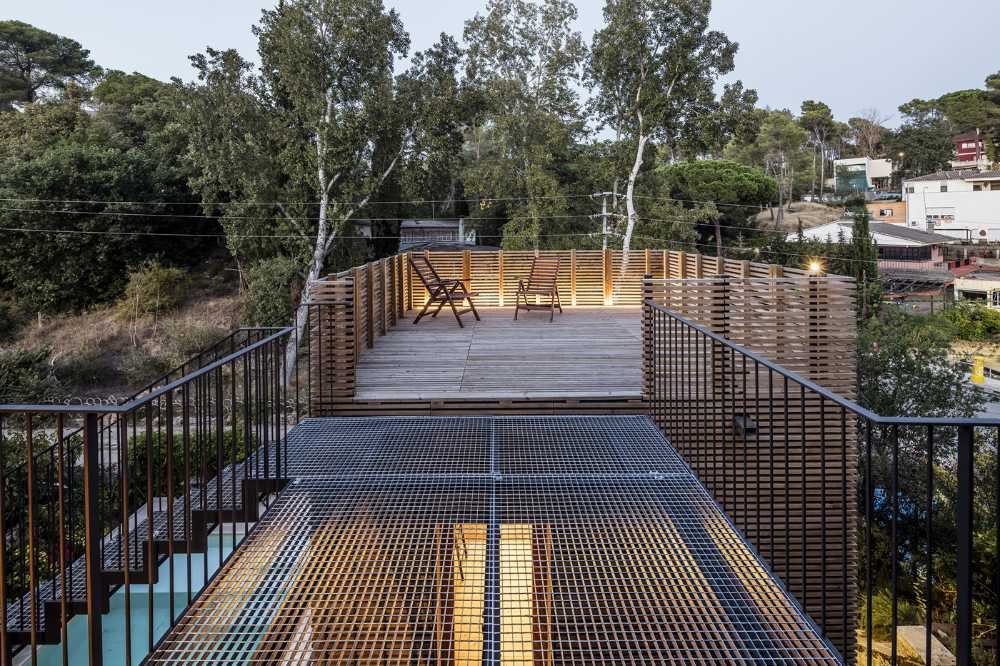 Un volume, un mur, un escalier. Extension d'une maison dans le nord de l'Espagne