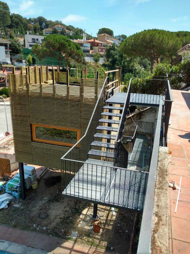 Un volume, un mur, un escalier. Extension d'une maison dans le nord de l'Espagne