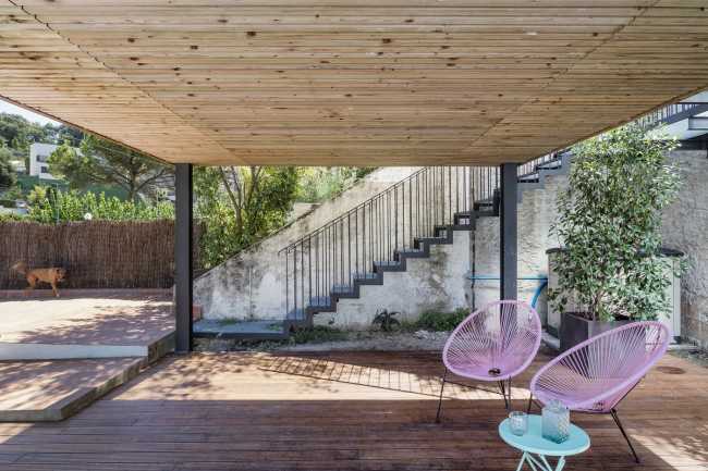 Un volume, un mur, un escalier. Extension d'une maison dans le nord de l'Espagne