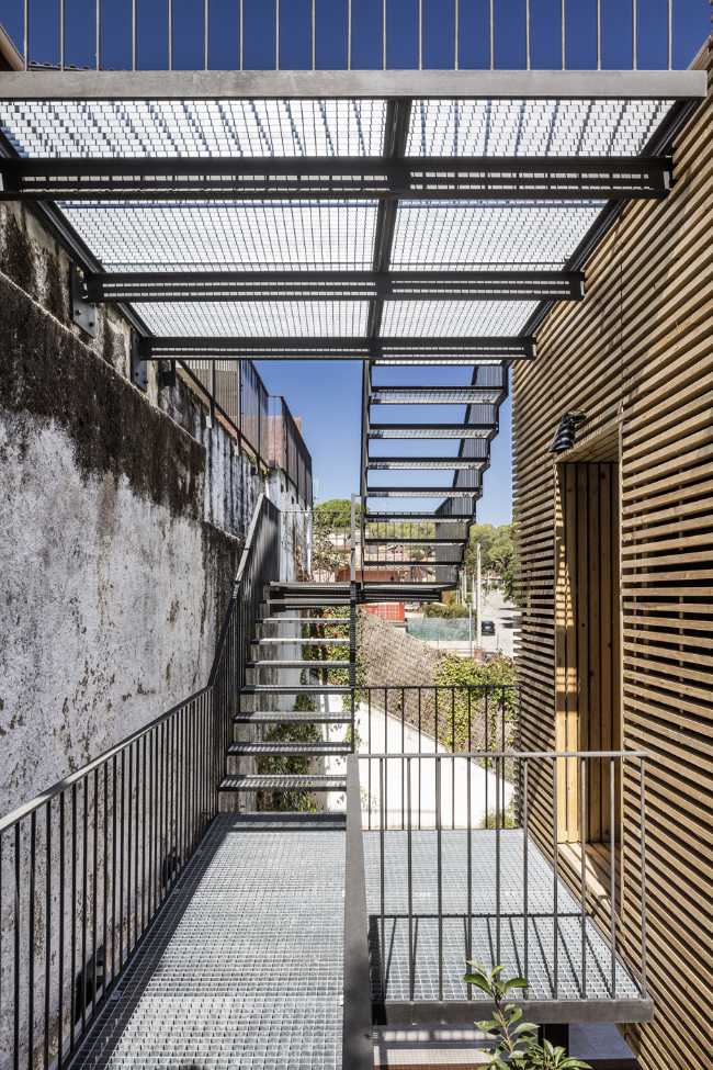 Un volume, un mur, un escalier. Extension d'une maison dans le nord de l'Espagne