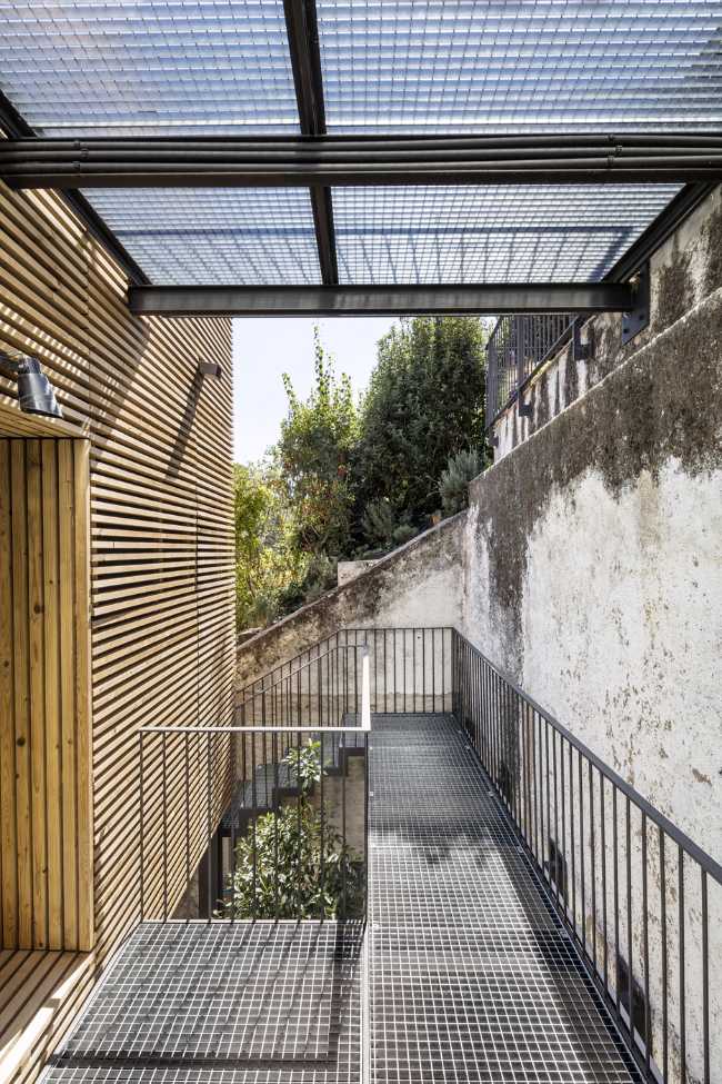 Un volume, un mur, un escalier. Extension d'une maison dans le nord de l'Espagne