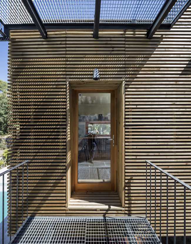 Un volume, un mur, un escalier. Extension d'une maison dans le nord de l'Espagne