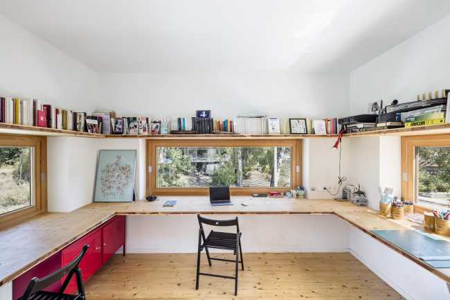 Un volume, un mur, un escalier. Extension d'une maison dans le nord de l'Espagne