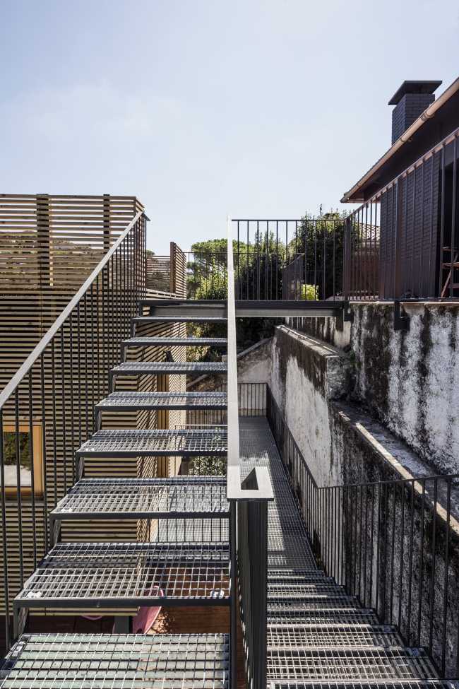 Un volume, un mur, un escalier. Extension d'une maison dans le nord de l'Espagne