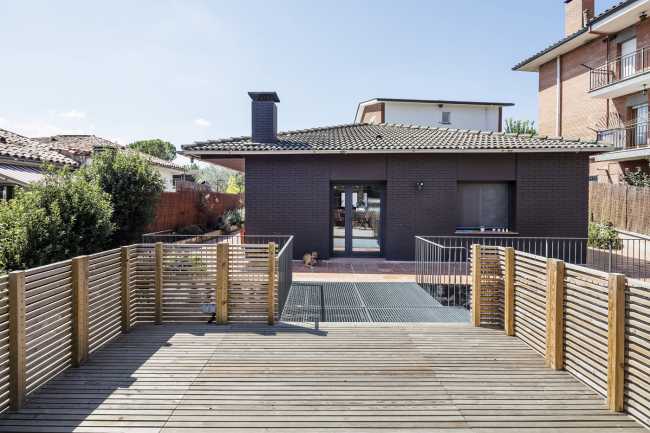 Un volume, un mur, un escalier. Extension d'une maison dans le nord de l'Espagne