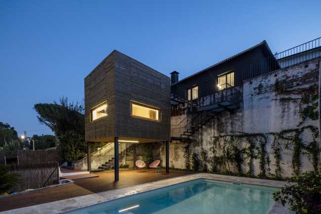 Un volume, un mur, un escalier. Extension d'une maison dans le nord de l'Espagne