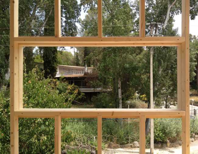 Un volume, un mur, un escalier. Extension d'une maison dans le nord de l'Espagne