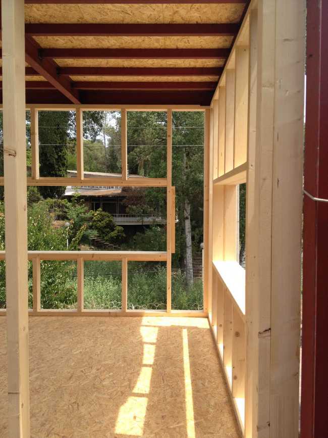 Un volume, un mur, un escalier. Extension d'une maison dans le nord de l'Espagne