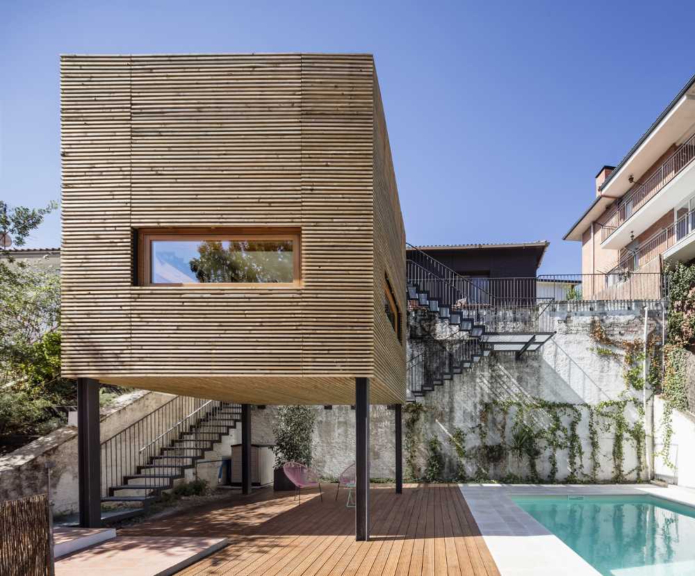 Un volume, un mur, un escalier. Extension d'une maison dans le nord de l'Espagne