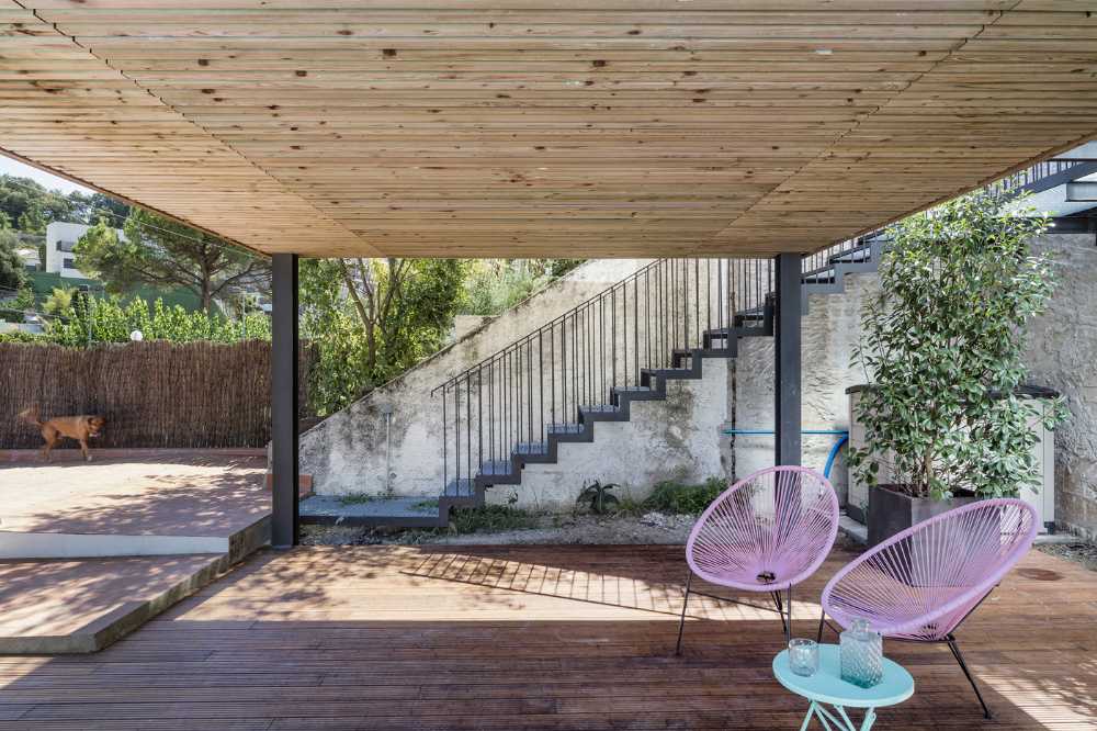 Un volume, un mur, un escalier. Extension d'une maison dans le nord de l'Espagne