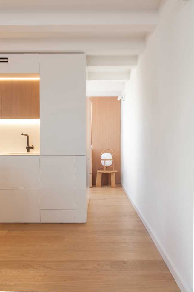 Appartamento luminoso bianco e legno