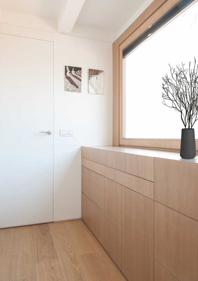 Appartamento luminoso bianco e legno