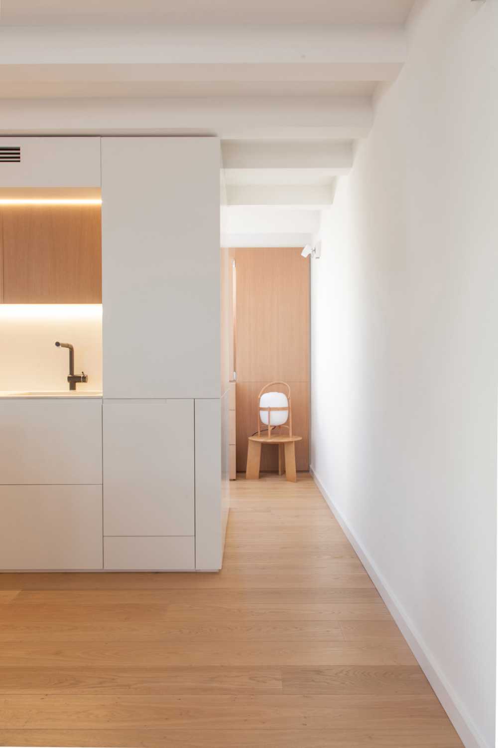 Appartamento luminoso bianco e legno