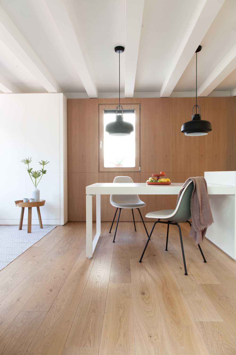 Appartamento luminoso bianco e legno