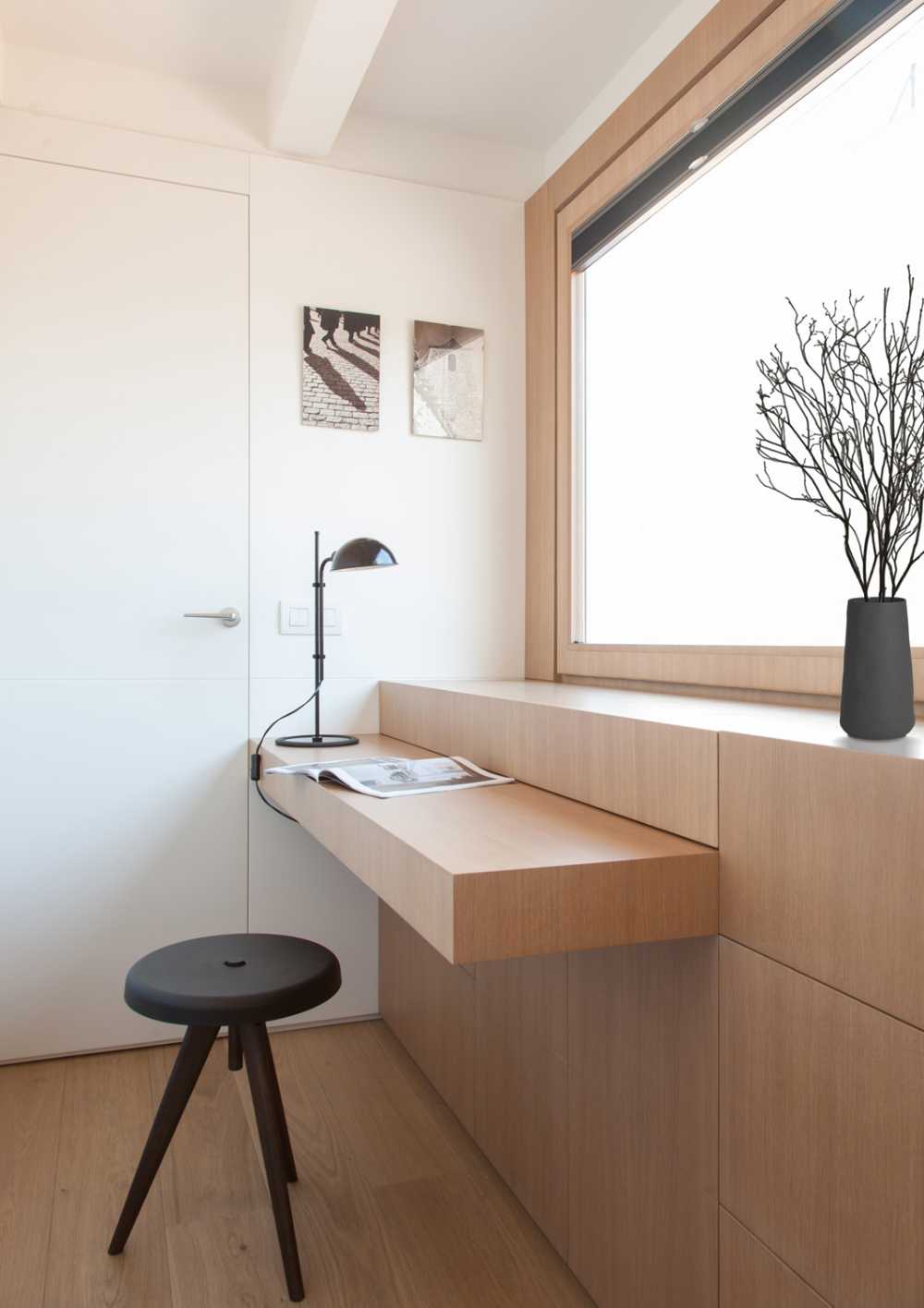 Appartamento luminoso bianco e legno