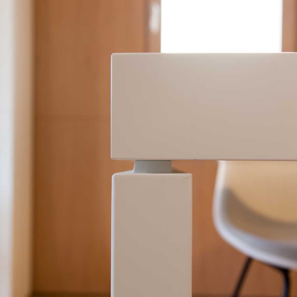 Appartamento luminoso bianco e legno