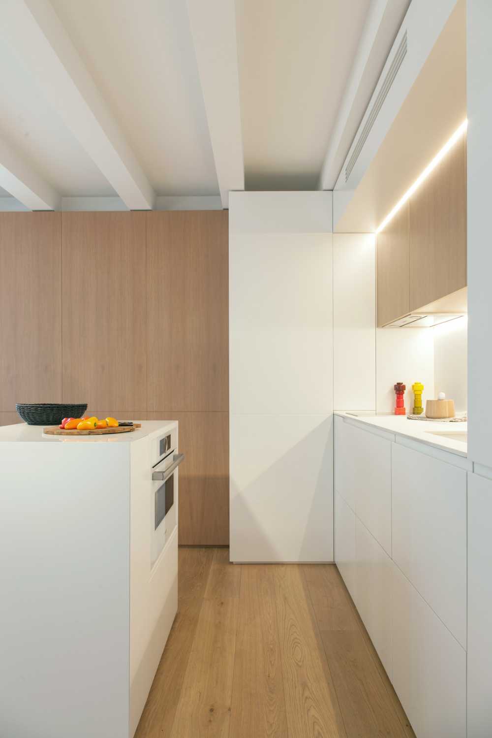 Appartamento luminoso bianco e legno