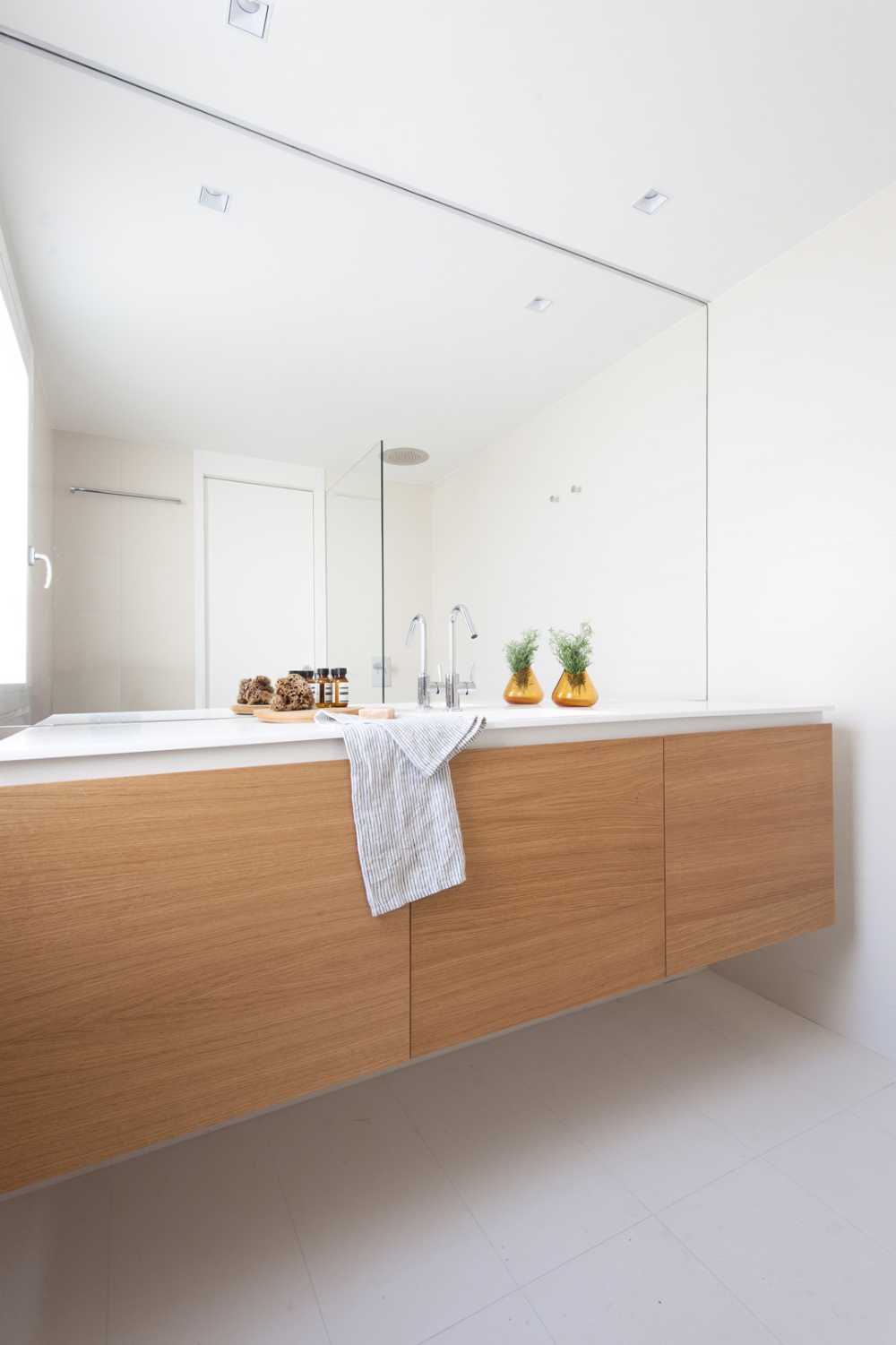Appartamento luminoso bianco e legno