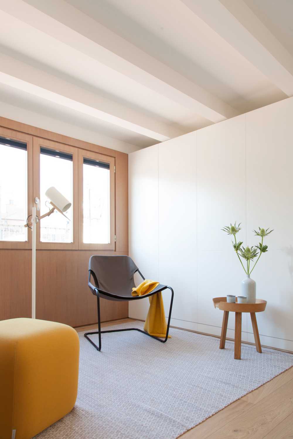 Appartamento luminoso bianco e legno