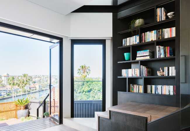 Apartamento y vidriera sobre el paisaje