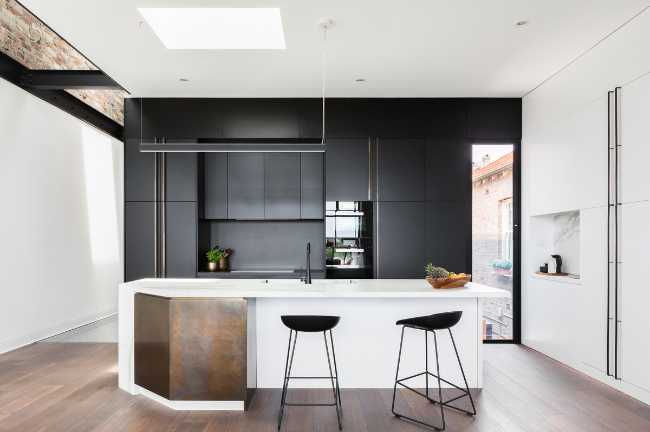 Apartamento con cocina moderna negra y blanca