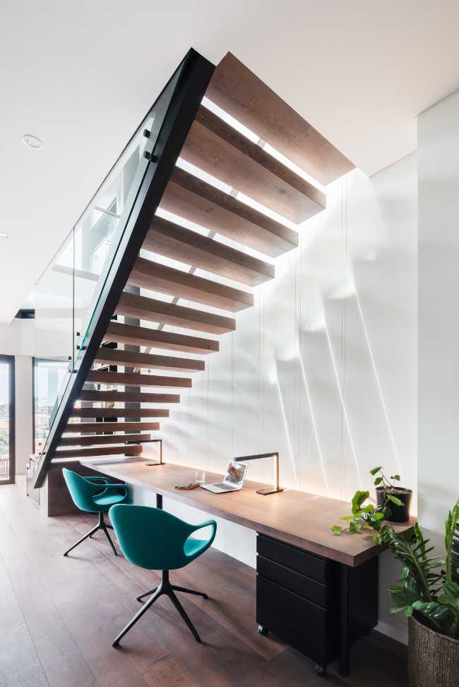 Escalera interior y juego de luces