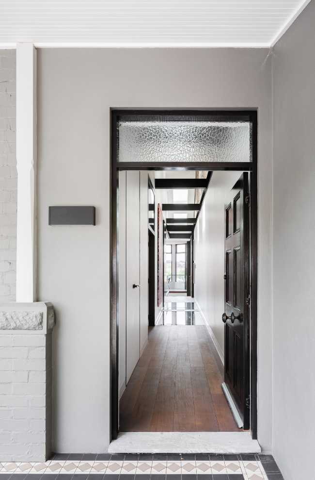Pasillo blanco y negro