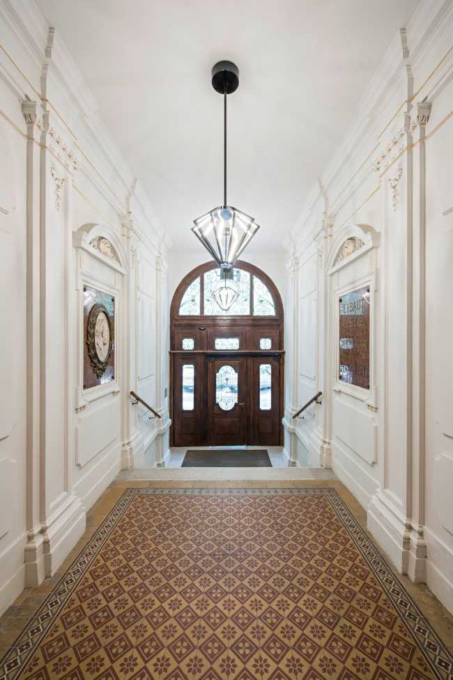 Edificio storico che ospita uffici contemporanei